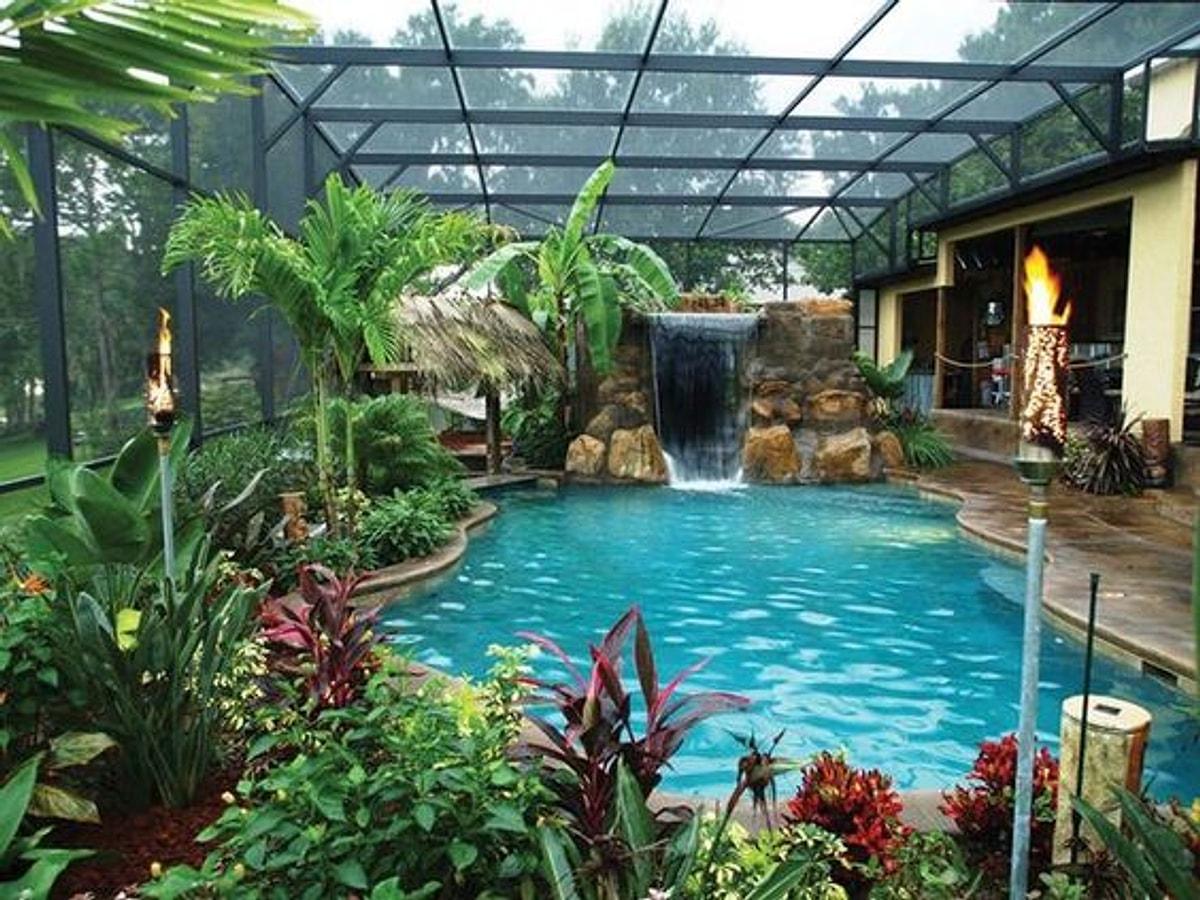 Садик с бассейном. Бассейн в зимнем саду. Оранжерея с бассейном. Зимний сад с бассейном. Бассейн в тропическом стиле.