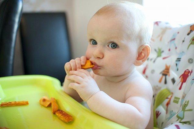 Bebeğiniz altıncı ayını doldurmuşsa ve destekli de olsa dik oturabiliyorsa, mevsim sebzelerini parmak şeklinde kesin, buharda pişirin ve bebeğinize sunun.