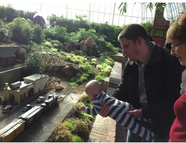 6. Неужели он держит ребенка на весу над проезжей частью?