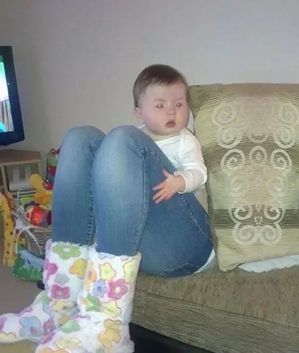 19. Маленький ребенок с огромными ногами