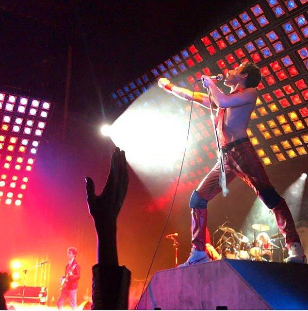 12. Bryan Singer'ın, çekimlerine devam ettiği "Bohemian Rhapsody" filminden bir kare daha yayınlandı.