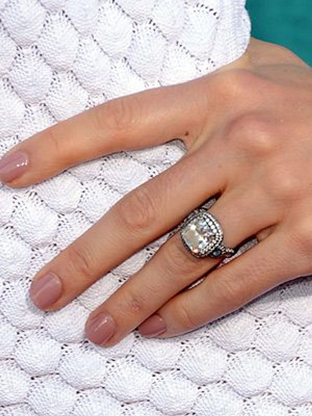 Сонник кольцо на безымянном. Сонник кольцо на безымянном. Сонник к чему снится пальцы. Приснилось кольцо с бриллиантом. Кольцо pandora на пальце.