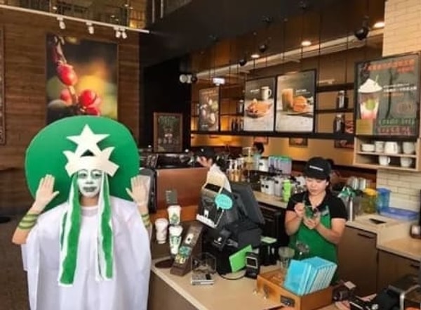 1. Вот так должны выглядеть происки конкурентов кофейни Starbucks!