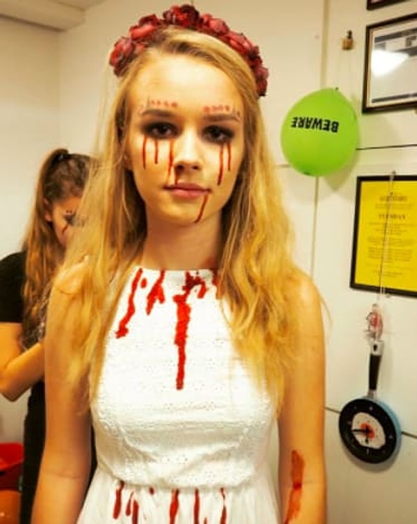 4. Возможно, конечно, тут есть какая-то глубокая хоррор-задумка, но мы видим только окровавленный тампон 😂