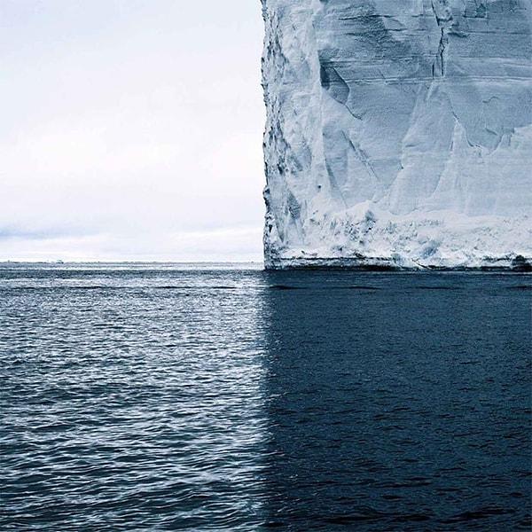 2. Fotoğrafı 4 mükemmel kareye bölen buz dağı ve gölgesi.