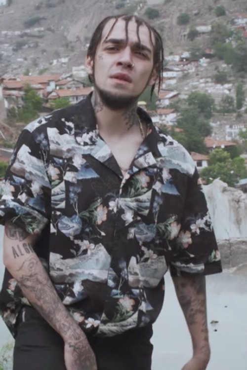 Dünyanın en popüler müzik türüne adapte olmakta geç kalan Türkçe rap için yeni bir soluk olan Ezhel, müziği sözleriyle anlamayı sevenler için ilaç gibi geldi.