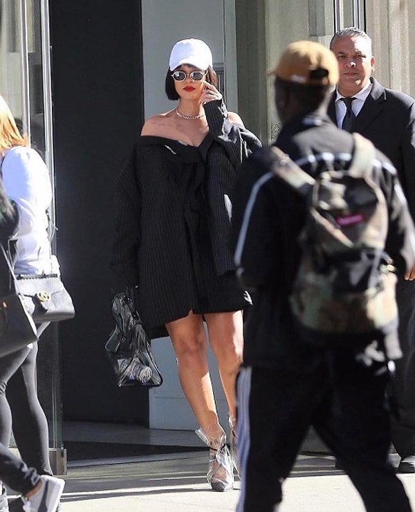 3. Что ж, никто не удивился, когда Рианна появилась на публике в туфлях, обмотанных... ЦЕЛЛОФАНОМ 😭