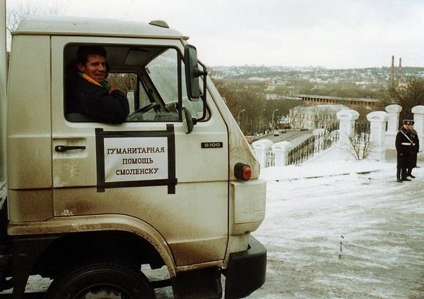 4. В России не хватало продуктов, и население получало гуманитарную помощь от других стран.