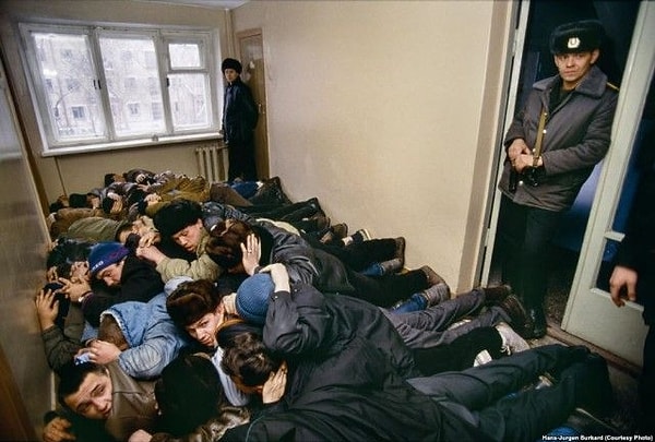 9. Задержанные бандиты из новой группировки ожидают допроса в полиции (милиции).