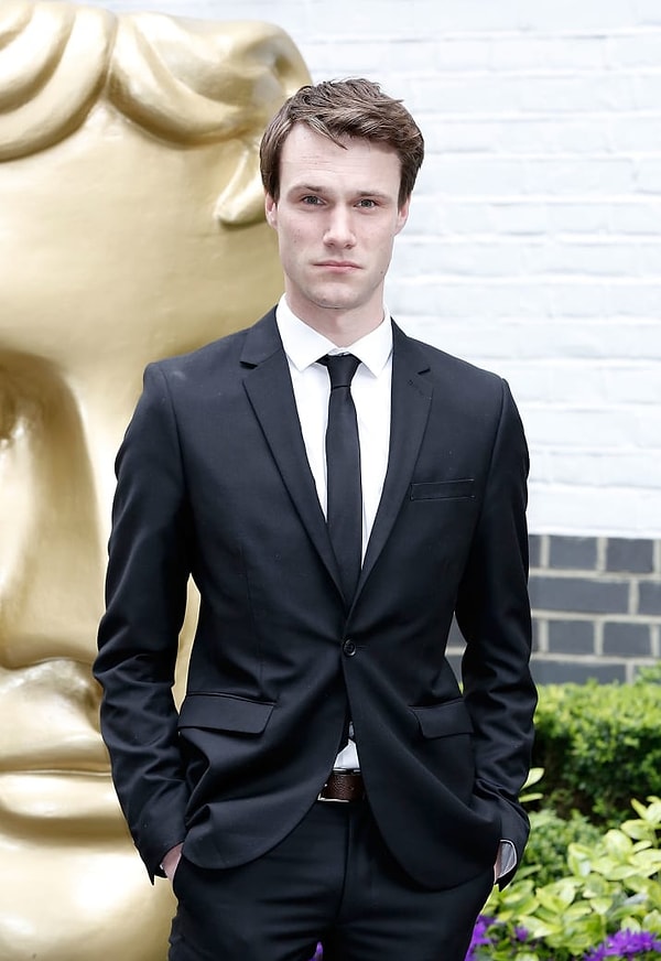 15. Хью Скиннер - молодого Гарри.