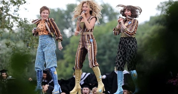 23. Так что, ребятушки, заранее освободите 18 июля 2018 для похода на "Mamma Mia 2"!