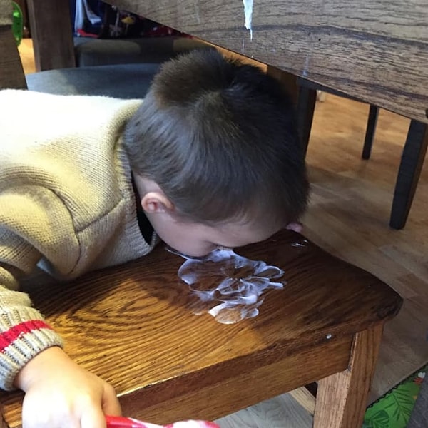 5. В этой семьи пролитое молоко слизывает не кошка, а ребенок