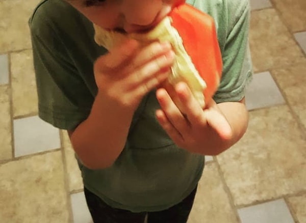 6. А этот мальчик предпочитает есть арбуз, засунув его в булочки для хот-дога