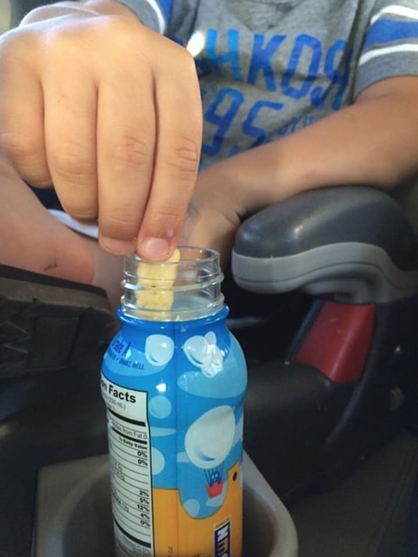 7. Ребенок, макающий картофель фри в молоко вместо сырного соуса. Неужели действительно вкусно?