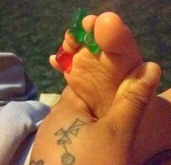 10. Это дитя ест мармеладных мишек с помощью пальцев ног. Какой, однако, новаторский подход