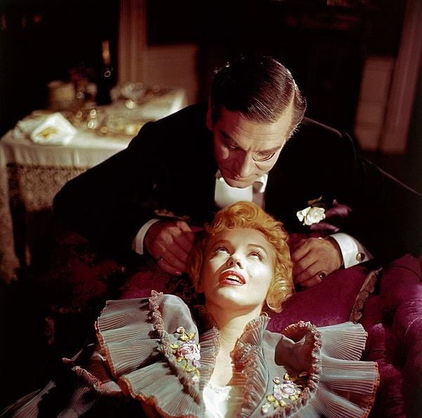 “The Prince and the Showgirl” Prens ve Dansçı Kız filminin setinde Monroe, Laurence Olivier'e bakıyor.