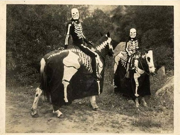 6. А вот и всадники Апокалипсиса, остальные два, видать, потерялись по дороге