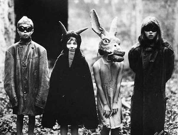 18. А вот детям, кажется, нравились такие жуткие костюмы