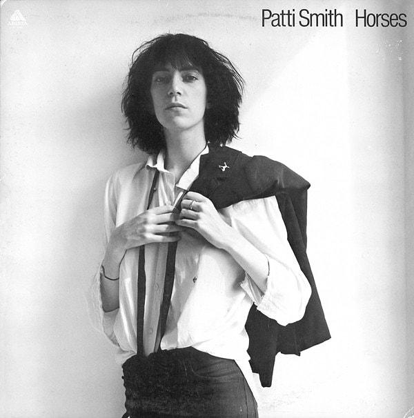 İlk albümü Horses’ı 1975 yılında çıkardı.