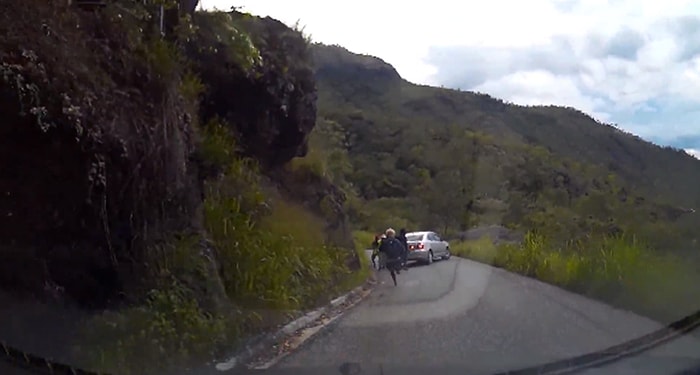 Önlerini Kesen Haydutlardan Geri Vitesle Kurtulan Aile