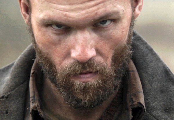 5. Скотт Хазе жил в пещере и носил винтовку