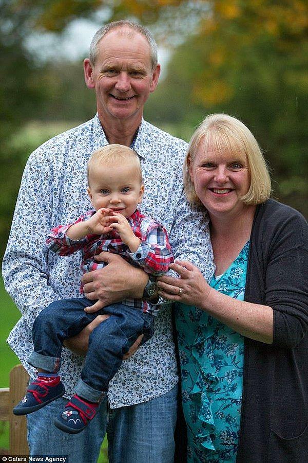 Swindon'da yaşayan 48 yaşındaki Louise Warneford ve 55 yaşındaki Mark yıllardır çocuk sahibi olmanın hayaliyle yaşıyorlardı.