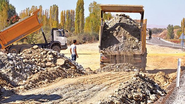 Isparta, Şarkikaraağaç-Beyşehir karayolu üzerinde yürütülen yol genişletme ve kazı çalışmaları, yılın tarih skandalına neden oldu.