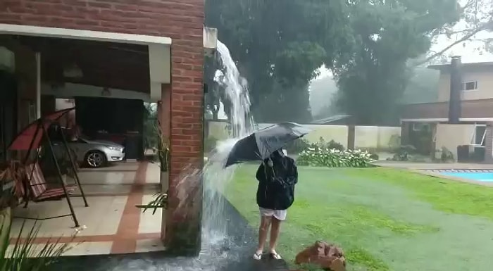 Yağmur Suyuyla Oynarken Yanı Başına Yıldırım Düşen Çocuk