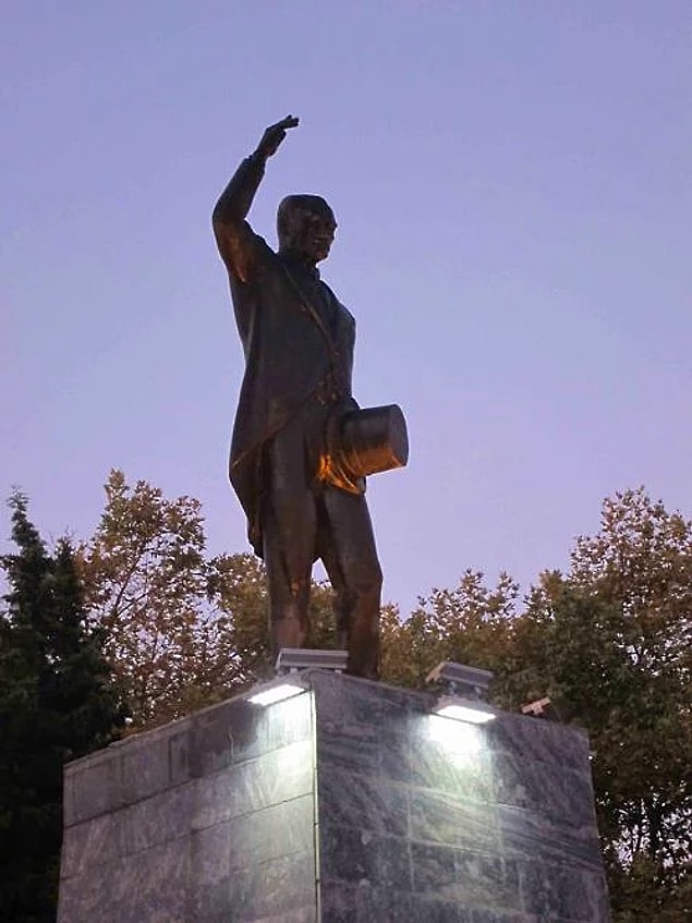 10. Tezahürat eder gibi duran bu heykel de Sinop'tan. Şapka tutuş da bi acayip.
