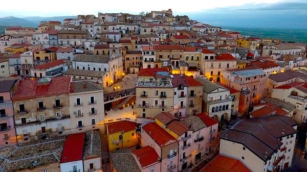 CNN Travel'a konuşan Belediye Başkanı, kasabanın yeniden canlandırılması için hem İtalya içinden hem de dışından göçü teşvik etmeyi amaçladıklarını anlattı.