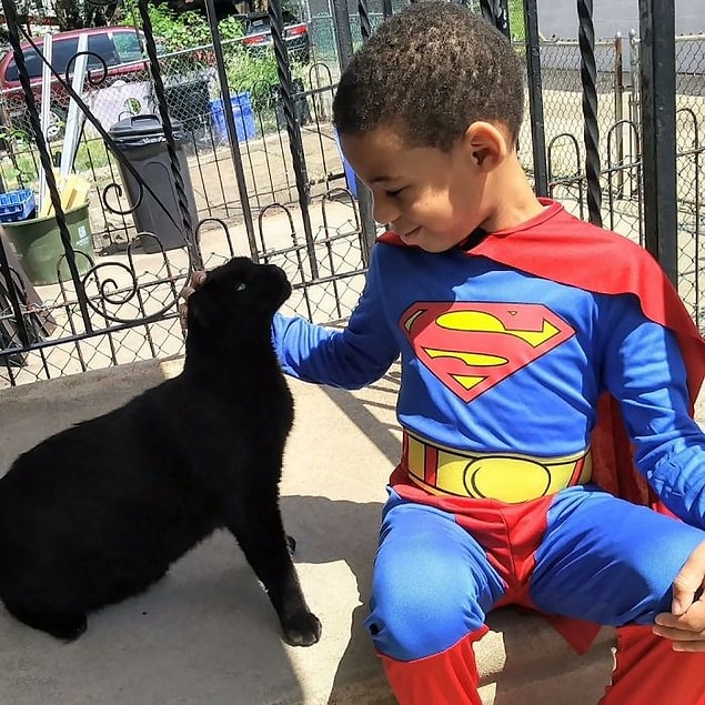 Teyzesi Kris Papiernik'in söylediğine göre Shon'u Kedi Adam olarak çağırıyorlar. 😸