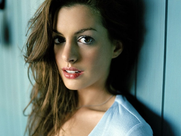 2. Энн Хэтэуэй: «Я постоянно думаю о том, достаточно ли я худа. Или может быть я уже слишком худа? Я надеялась, что это пройдет, но эти мысли все еще преследуют меня».