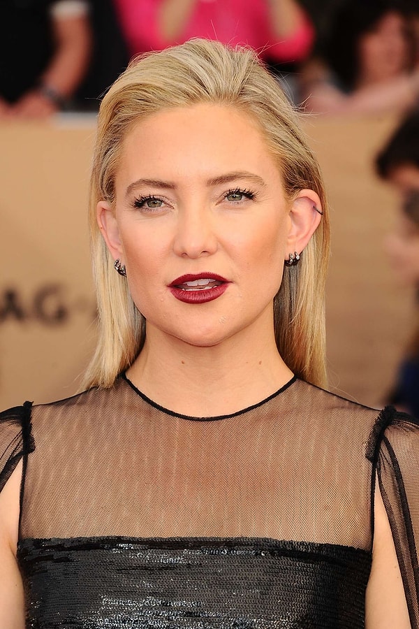 13. Кейт Хадсон: «Я могу смотреть на фото модели Жизель Бюндхен весь день напролет и сожалеть о том, что у меня никогда не будет таких же длинных ног и пухлых губ. Но нужно любить и ценить себя такой, какая ты есть».