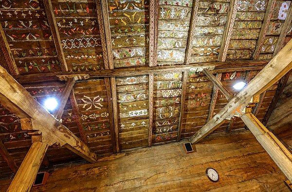 Kök boya kullanılan camideki motifler de ilk günkü canlılığını koruyor.