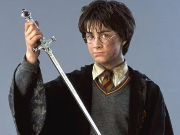 3. Какой Крестраж был уничтожен первым?