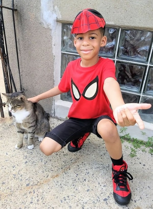 6. Часто Шон одевается в костюмы супергероев.