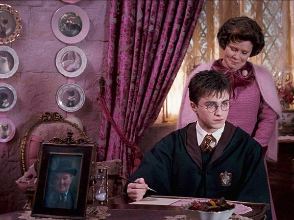 6. Какое наказание получил Гарри, когда его впервые оставили после уроков?