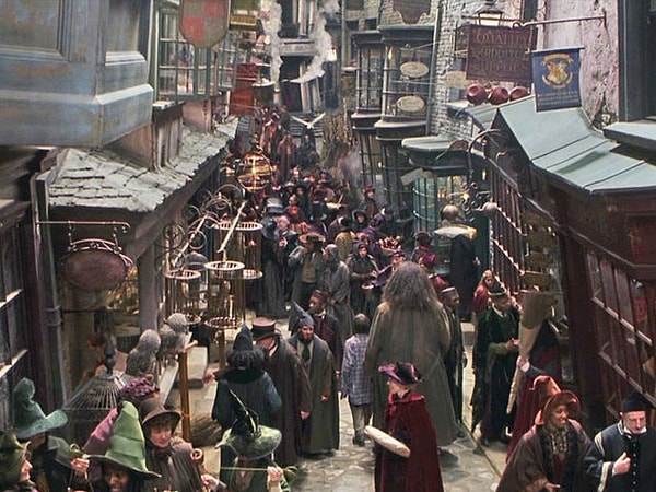 13. Как называется паб, ведущий в Косой Переулок?