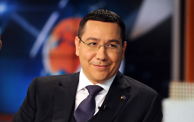 5. Belgeleri her an çıkartacakmış gibi bakan gözleriyle Romanya Başbakanı Victor Ponta