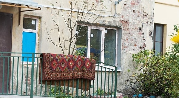 25. Ковер как-то даже оживляет эти болотного цвета перила