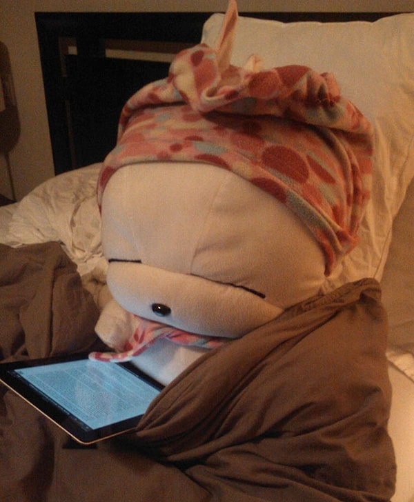 2. Читает в постели