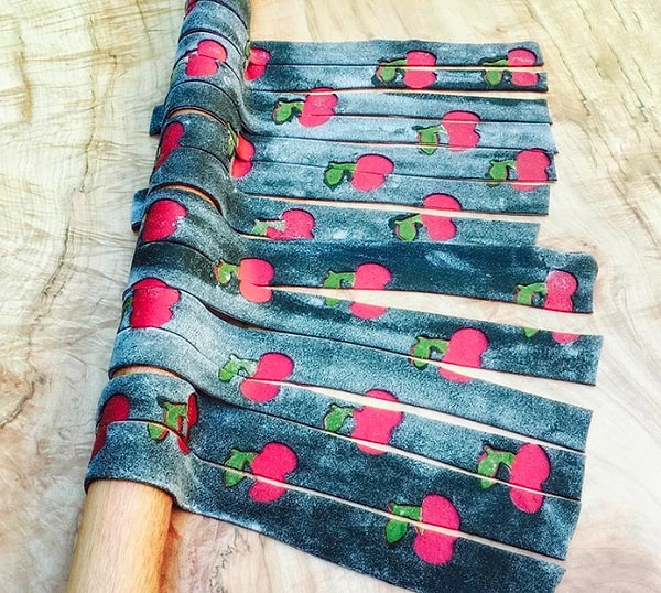 5. Николсон сравнивает свои макароны с производством одежды, используя свои сырые макаронные изделия в виде головных платков или готовых нарядов.