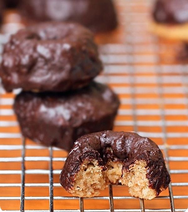 7. Çikolatalı mini donut kahvenizin yanına çok yakışacak.