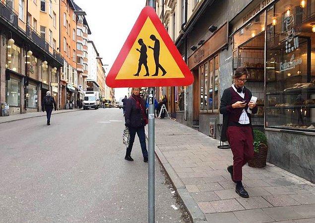 Geçtiğimiz yıllarda da yayaların daha dikkatli olması için İsveç'in Stockholm şehrine trafik levhası yerleştirilmişti.