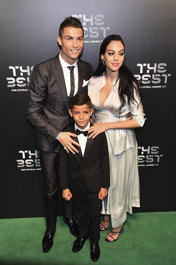 FIFA tarafından yılın en iyi erkek futbolcusu seçilen Cristiano Ronaldo, ödül törenine Rus model Irina Shayk’tan sonra ilk kez hamile sevgilisi Georgina Rodriguez ile katıldı.