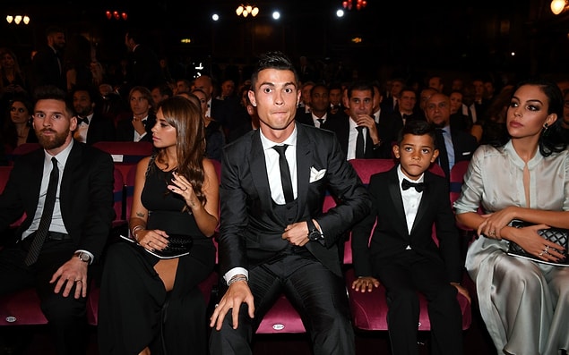 Ancak Portekiz basınında bu haberler yerini Cristiano Ronaldo'nun Georgina Rodriguez'i aldattığı iddialarına bıraktı.