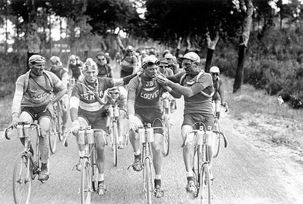 4. Tour de France'da birbirlerinin sigaralarını yakan iki yarışçı.