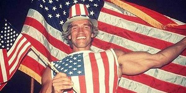 7. Amerikan vatandaşlığını alışını Sam amca kılığına girerek kutlayan Arnold Schwarzenegger.