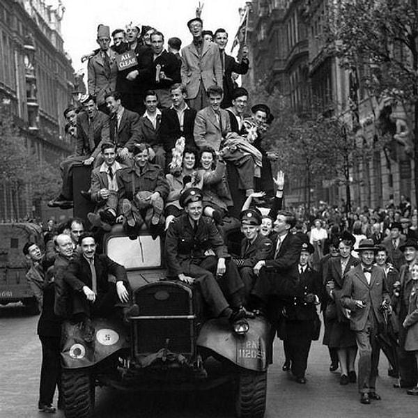 6. İkinci Dünya Savaşı'nın bitişini Trafalgar meydanında kutlayan ekip.
