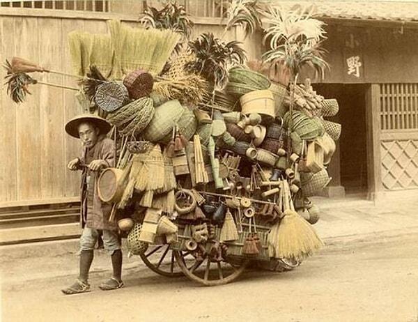 8. 1901 yılında objektiflere yansımış bir Japon sokak satıcısı.